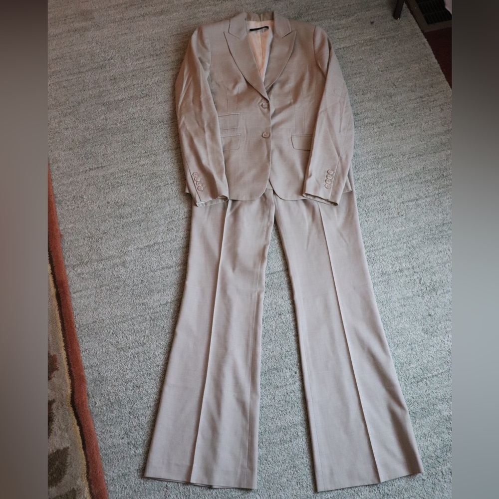 Gorgous classic Elie Tahari pant suit size 4